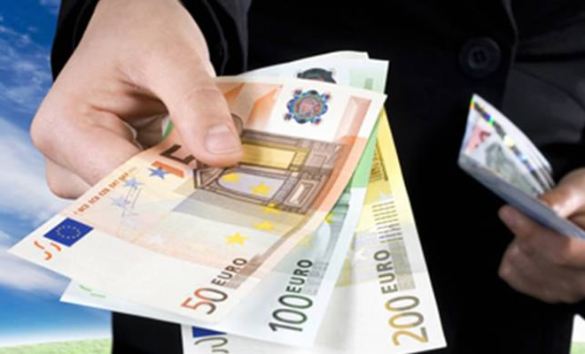 Δείτε αν δικαιούστε 1.000 ευρώ τα Χριστούγεννα από το Κοινωνικό Μέρισμα