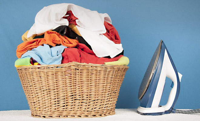 Σπαρτιάτισσα αναλαμβάνει οικιακές εργασίες (σιδέρωμα ρούχων)