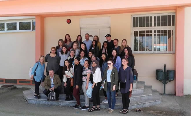 Είκοσι φοιτητές από το Πολιτειακό Πανεπιστήμιο της Ουάσινγκτον στο Δημοτικό Σχολείο Ξηροκαμπίου