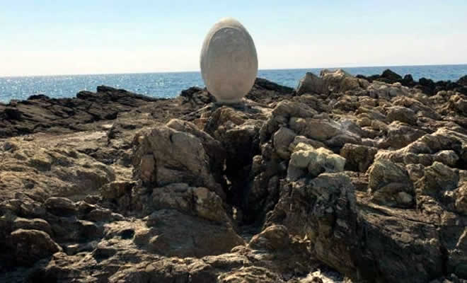 Μάνη: «Το μνημείο των Διοσκούρων», ένα τεράστιο μαρμάρινο αυγό δεσπόζει πάνω στη βραχονησίδα Πέφνος