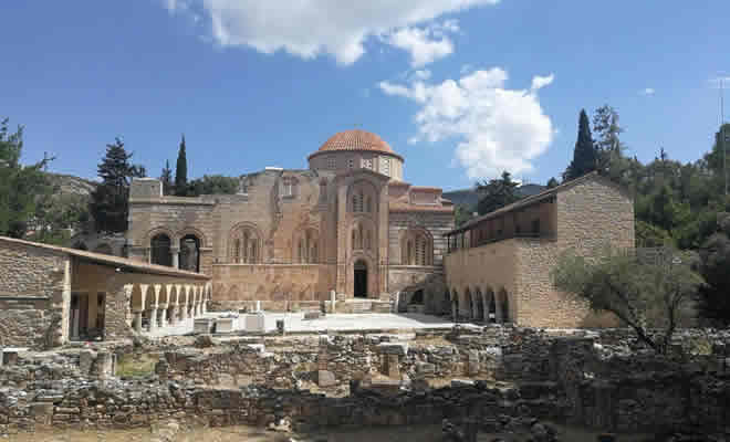 «Από το ιερό του Απόλλωνα Δαφναίου στην Παναγιά τη Μεσοσπορίτισσα» από τη Γεωργία Κακούρου-Χρόνη