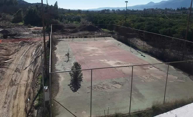 Ένα ξεχασμένο γήπεδο τένις ανακαινίζεται για να ξαναδοθεί προς χρήση στους δημότες
