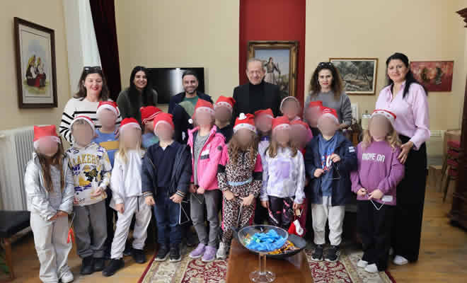 Με κάλαντα και παιδικά χαμόγελα υποδέχθηκε τα Χριστούγεννα το Δημαρχείο Γυθείου