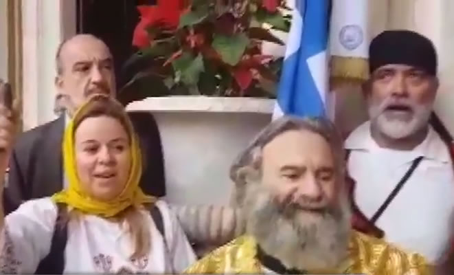 Οι Μανιάτες υποδέχτηκαν με τραγούδια τον Χρυσόστομο μετά τη χειροτονία του στην Αθήνα
