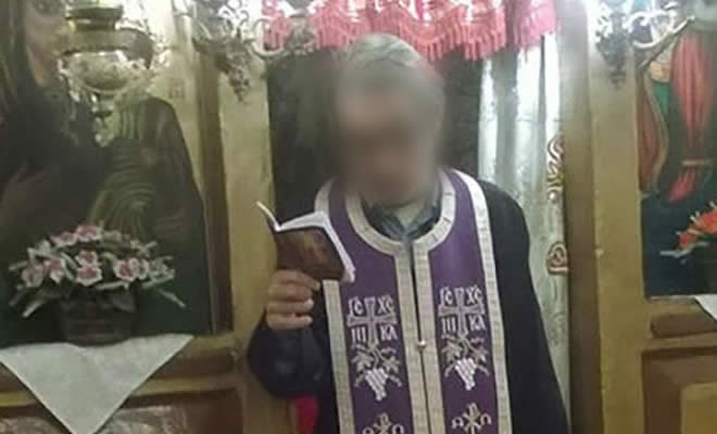 Αυτός είναι ο ιερέας που κατηγορείται ότι βίαζε την 12χρονη κόρη της ερωμένης του