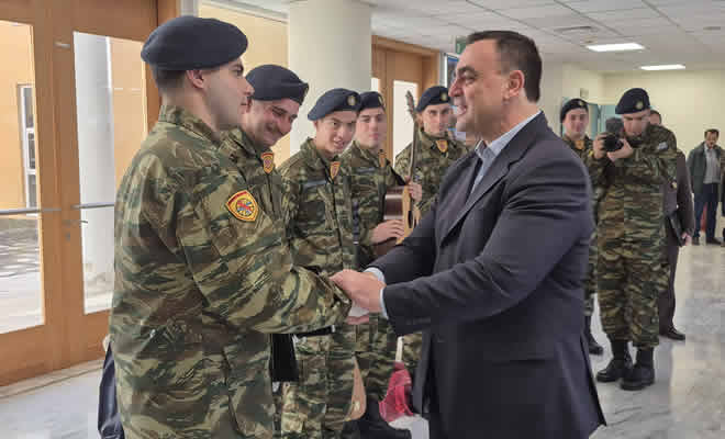 Παραδοσιακά Πρωτοχρονιάτικα κάλαντα έψαλαν οπλίτες του ΚΕΕΜ στον Αντιπεριφερειάρχη Λακωνίας Θεόδωρο Βερούτη