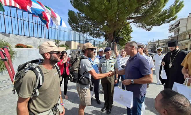 Στον ανδριάντα του βασιλιά Λεωνίδα οι Γάλλοι τραυματίες στρατιωτικοί – Διένυσαν την απόσταση των 300 χλμ. από τις Θερμοπύλες