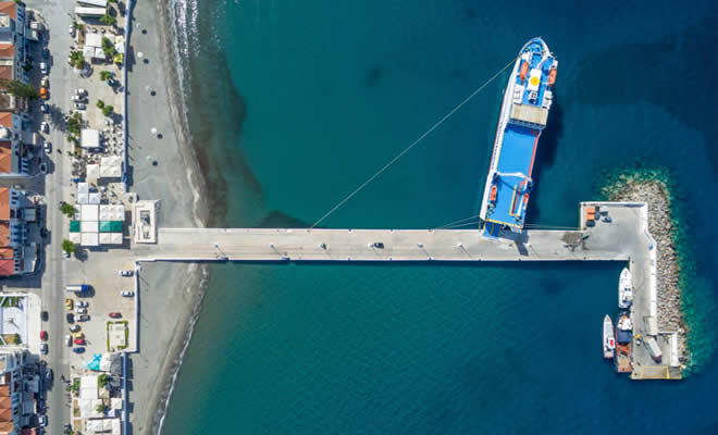 Ζημιά στον Καταπέλτη του Πλοίου «Πορφυρούσα» λόγω του Υψηλού Κυματισμού στο Λιμάνι της Νεάπολης